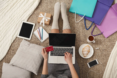 时装女在网上用笔记本电脑和信用卡购买礼品图片