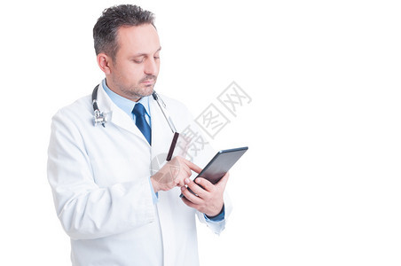 使用信卡和无线药片作为在线医疗服务的医生或医生医生图片