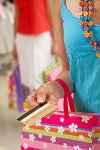购物时持有信用卡的女图片