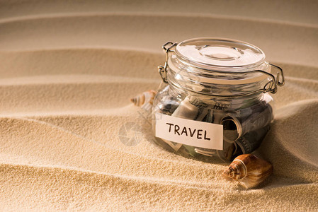 在沙滩上贴有贝壳的玻璃罐子旅行背景图片
