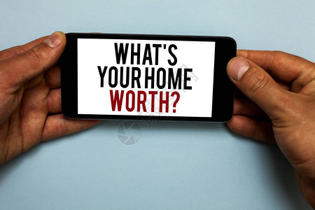 文字写作文本什么是您的家庭价值问题房屋价值的商业概念物业成本价格率人手持智能手机在阴影蓝色地板上带有红图片