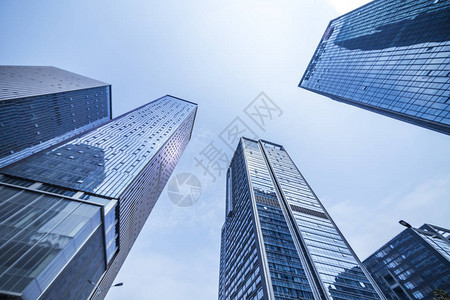 现代摩天大楼在商业区对蓝色天图片