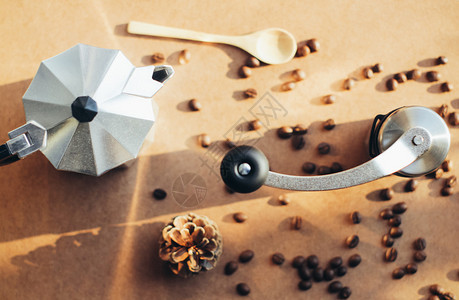 咖啡机和加咖啡豆的研磨机图片