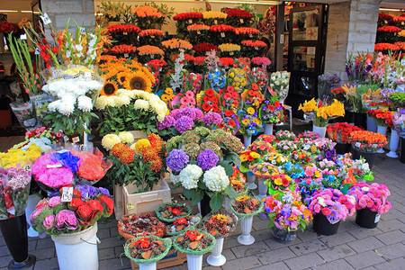 花店鲜花在人行道上展示城市环境图片