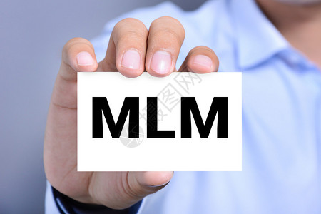 男子手持的卡片上的MLM字母图片