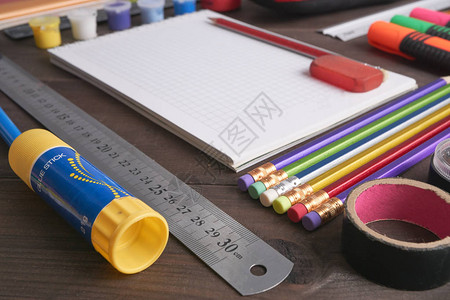 笔记本不同彩色铅笔抹布机标尺胶棒胶带背景图片