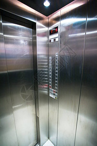 现代银色电梯的内部图片