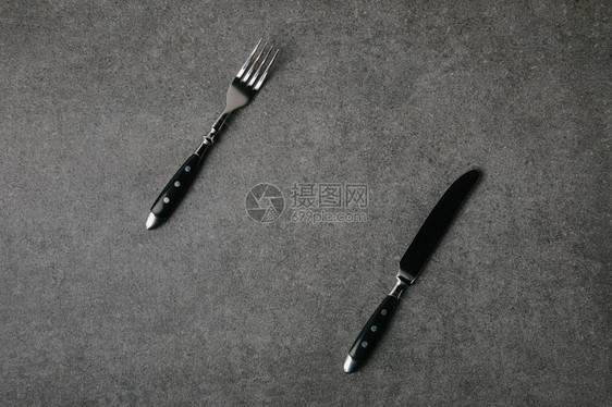 灰色背景上的叉子和图片