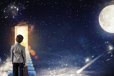 男孩爬上楼梯到门前阳光照耀着星空图片
