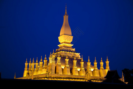 老挝万象宝塔的夜间照片被点燃图片
