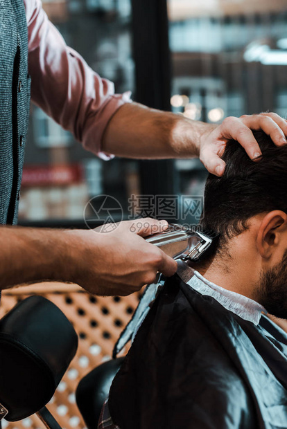 在理发店对理发师造型的人毛图片