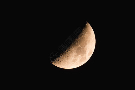 半月在漆黑的夜空中图片