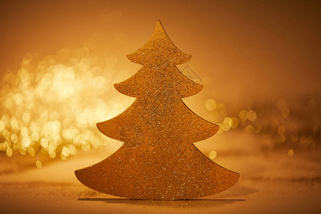 金色闪发光的圣诞树装饰图片
