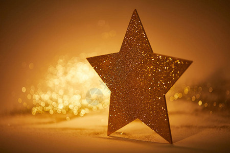 圣诞装饰的金色闪发光的星图片