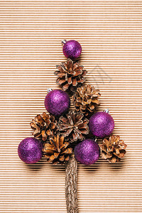 紫色圣诞球和松果的平板花朵以圣诞树的形式图片