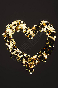 以心脏形状排列的金面团顶部视图图片