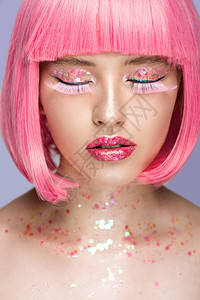 穿着粉色头发粉红色眼睫毛和闪发亮的化妆品的有吸引力的女人图片