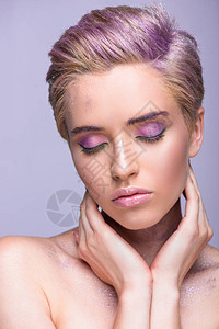 颈部和短发有紫色闪光剂的迷人女图片