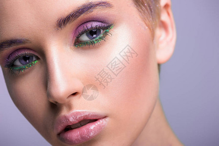 被紫外线隔绝的有紫外色化妆品的迷人女背景图片