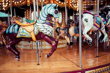 假日公园里的古法式旋转木马三匹马和飞机在传统的游乐场老式旋转木马上与马图片