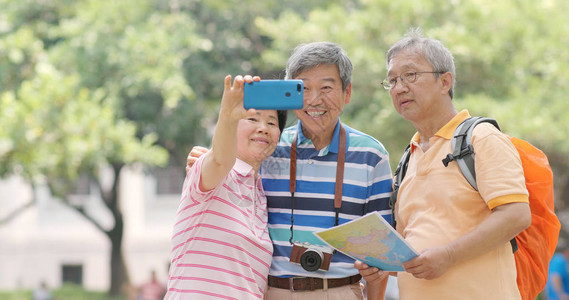 资深朋友一起去旅行用手机自图片