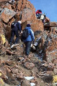 高山徒步组攀登悬崖图片