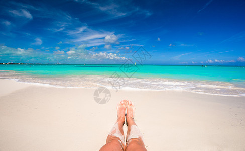 白色沙滩上女脚的特写图片
