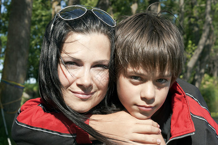 一个快乐的母亲和儿子的肖像图片