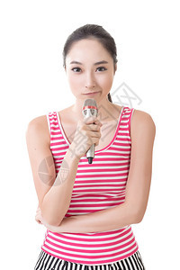 亚洲女孩用麦克风唱歌或说图片
