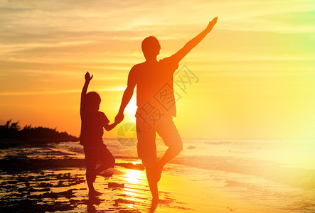 父亲和儿子在日背景图片