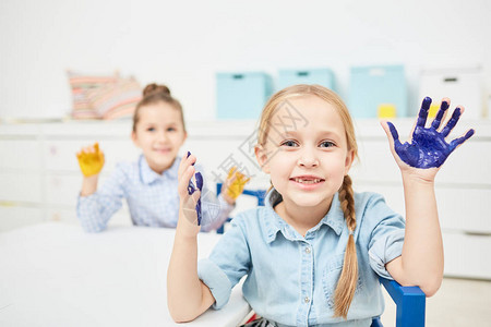 在幼儿园或小学上课时图片