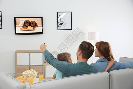 一家人在家沙发上看电视图片