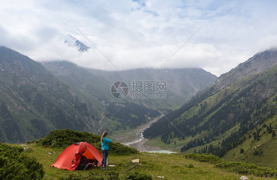 从帐篷里面看山景露营概念帐篷内的日落年轻女子坐在帐篷里图片