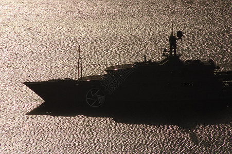 游艇在日出时停泊在港口图片