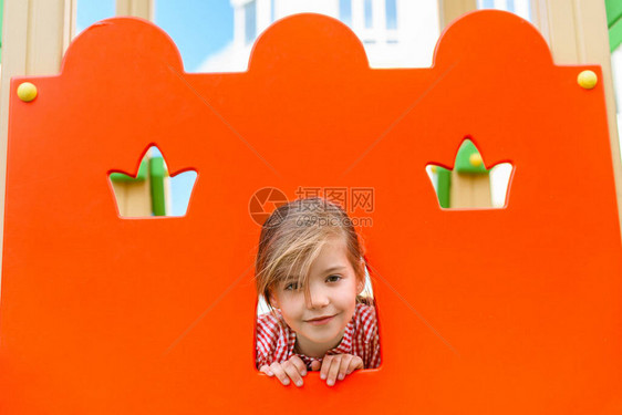 可爱笑的小孩在Playgorund看图片