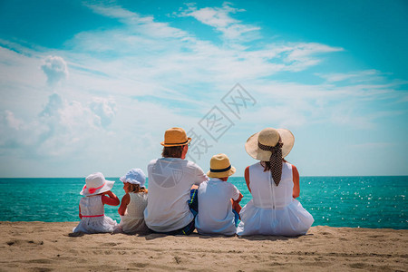 有孩子的幸福家庭享受海滩度假图片