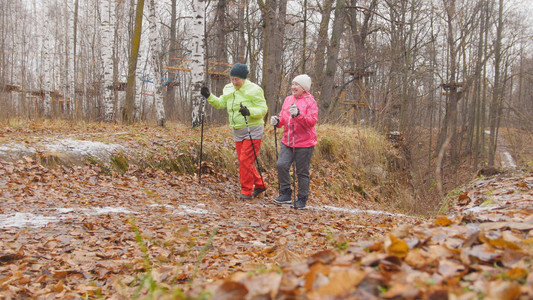 秋季公园老年妇女健身秋季公园北图片