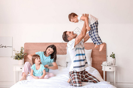 幸福的家庭在家的卧图片