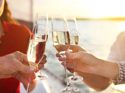 祝朋友们在游艇上喝杯香槟愉快度假旅行海上和友谊图片