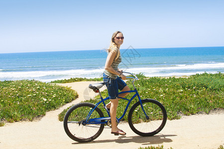 在海滩上骑自行车骑自行图片