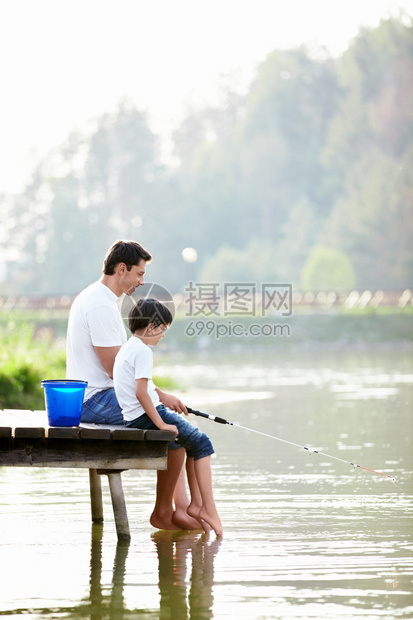 父子在湖边钓鱼图片
