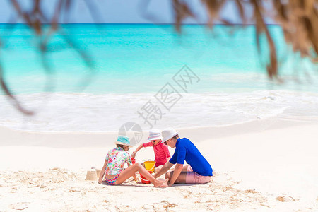 父亲和小孩在热带海滩建图片