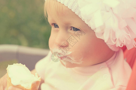 冰淇凌一个小女孩在吃冰淇背景