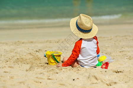 2岁小孩男玩海滩玩具在图片