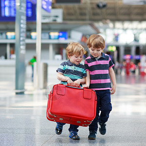 两个小兄弟男孩在国际机场玩得开心图片
