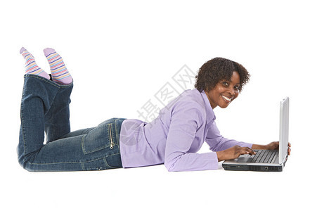 女在互联网上浏览白背图片