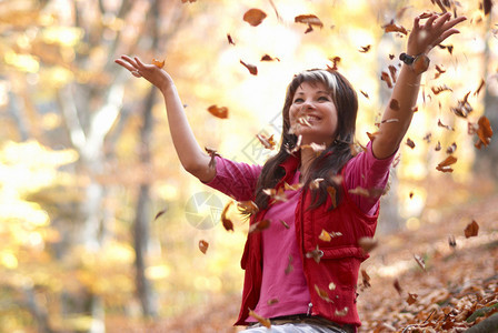秋天公园落叶的漂亮女孩图片