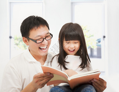 父亲和女儿在家中读书时图片