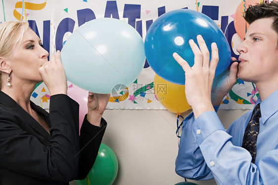 两个吹气球的上班族图片