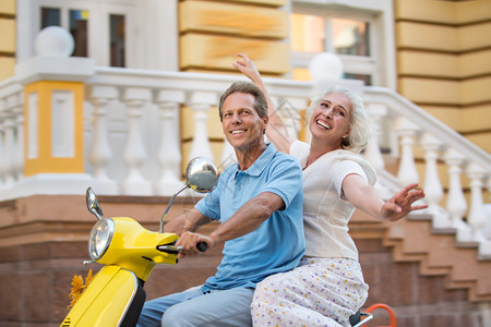 男人和女人骑摩托车成年夫妇笑得开心快乐度假的好季节图片